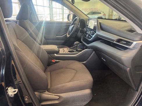 Used 2025 Toyota Highlander LE FWD image 19