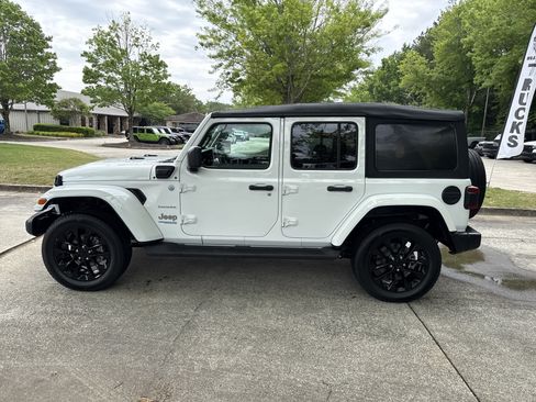 Used 2022 Jeep Wrangler Unlimited Sahara w/ Cold Weather Group AWD/4WD image 4