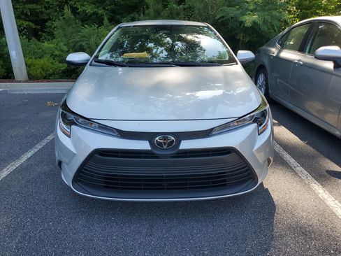 Used 2025 Toyota Corolla LE FWD image 2