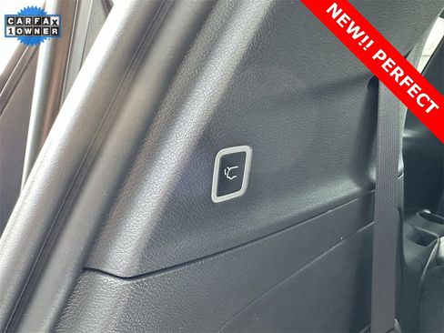 Used 2025 Chrysler Pacifica Select image 32