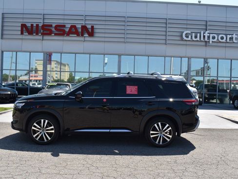 Used 2025 Nissan Pathfinder Platinum FWD image 3