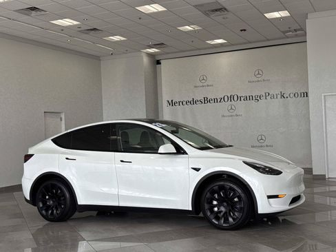 Used 2023 Tesla Model Y Long Range AWD/4WD image 2