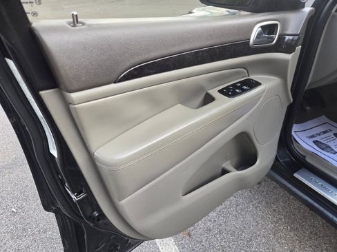 Used 2012 Jeep Grand Cherokee Laredo w/ Laredo E Group AWD/4WD image 18
