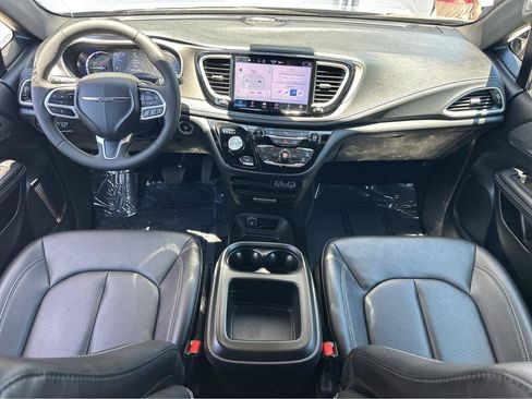 Used 2025 Chrysler Pacifica Select FWD image 4
