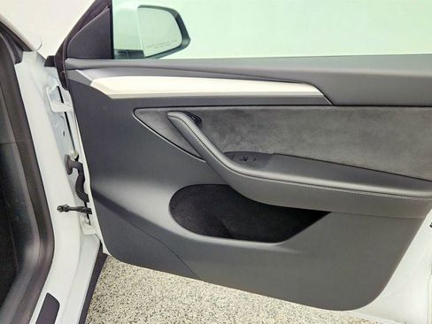 Used 2023 Tesla Model Y Long Range image 30
