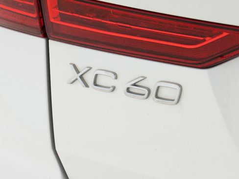 Used 2023 Volvo XC60 B5 Plus AWD/4WD image 16