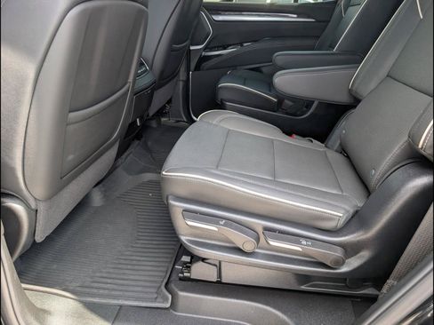 Used 2025 Cadillac Escalade Premium Luxury AWD/4WD image 12