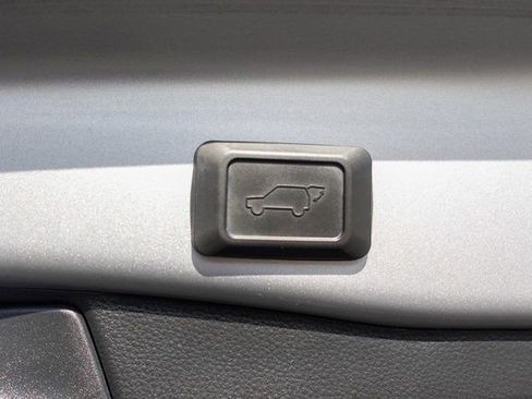 Used 2022 Toyota RAV4 SE image 29