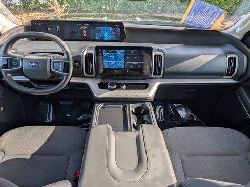 Used 2025 Ford Expedition Active image 18