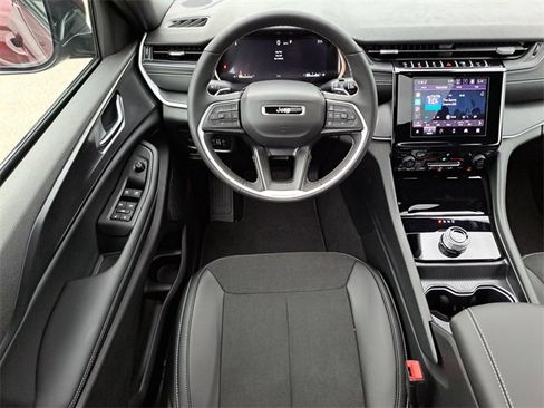 New 2025 Jeep Grand Cherokee Altitude image 13