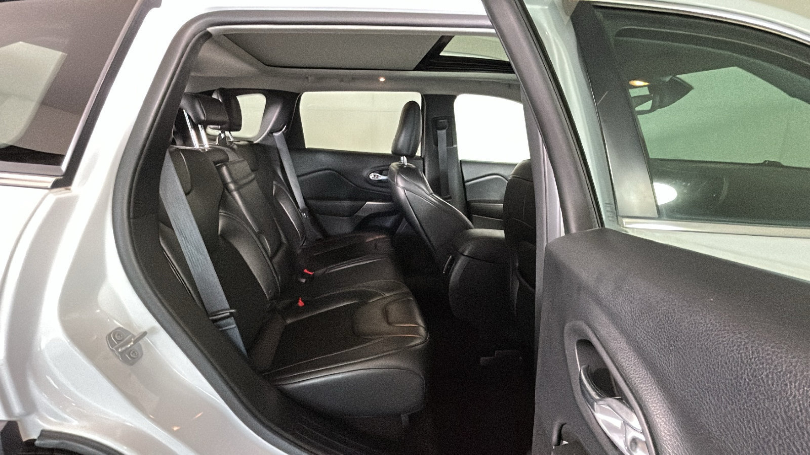 Used 2019 Jeep Cherokee Latitude Plus w/ Comfort/Convenience Group AWD/4WD image 35