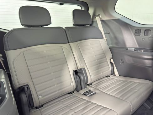 Used 2024 Kia EV9 Land image 41