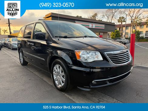 Used 2016 Chrysler Town & Country Touring w/ Driver Convenience Group image 3