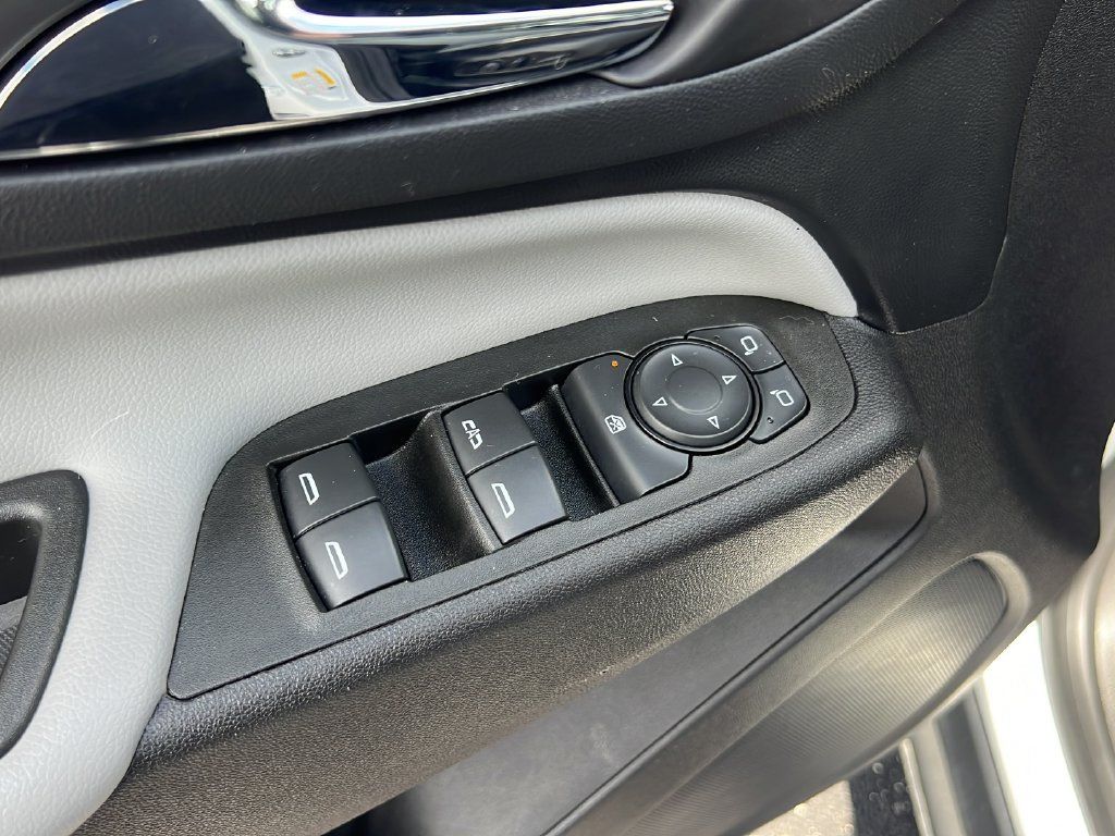 Used 2021 Chevrolet Equinox LS w/ LS Convenience Package FWD image 10