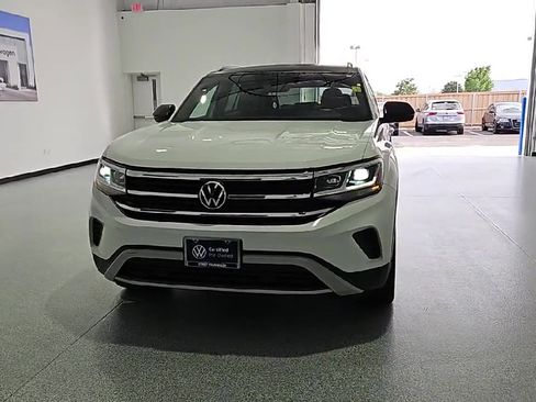Certified 2022 Volkswagen Atlas Cross Sport SE w/ Panoramic Sunroof Package AWD/4WD image 3