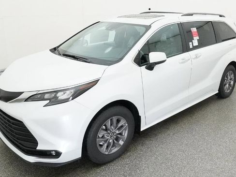 New 2026 Toyota Sienna XLE image 1