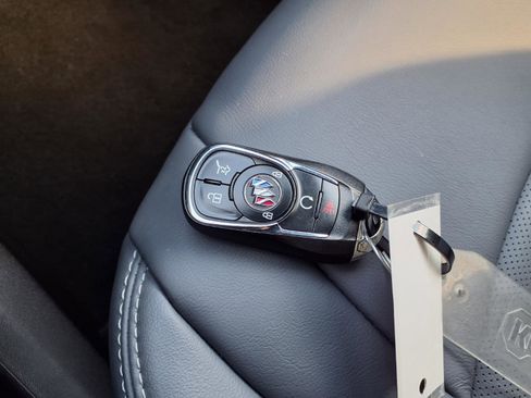 Used 2024 Buick Enclave Essence image 15