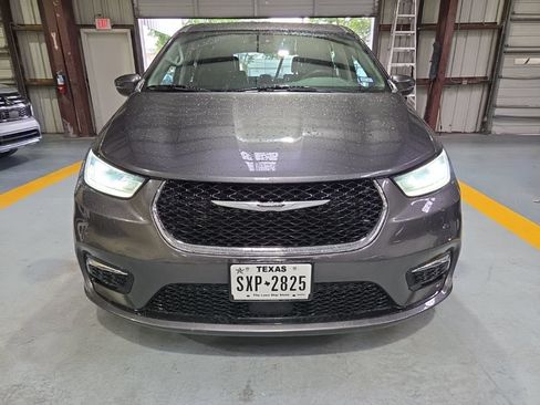Used 2023 Chrysler Pacifica Touring-L FWD image 7