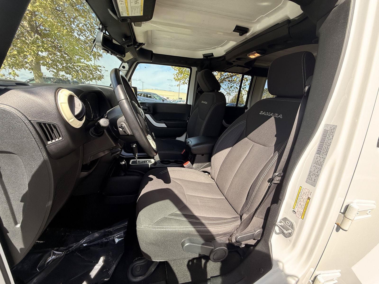 Used 2018 Jeep Wrangler Unlimited Sahara w/ Connectivity Group AWD/4WD image 15