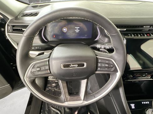 Used 2023 Jeep Grand Cherokee Limited image 11