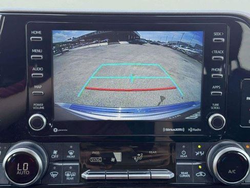 Used 2021 Toyota Highlander XLE AWD/4WD image 33