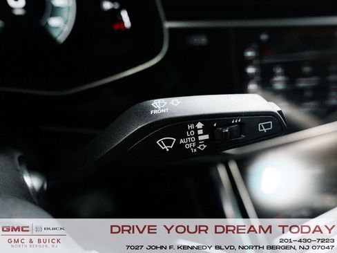 Used 2023 Audi Q8 Premium image 28