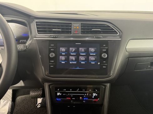 Used 2024 Volkswagen Tiguan SE FWD image 19