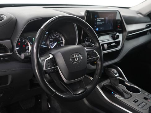 Used 2023 Toyota Highlander XLE image 22