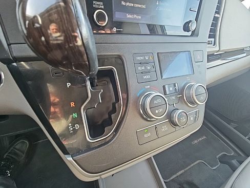 Used 2020 Toyota Sienna XLE image 32