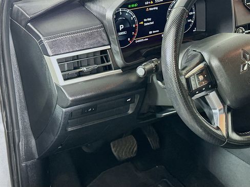 Used 2024 Mitsubishi Outlander SE image 17