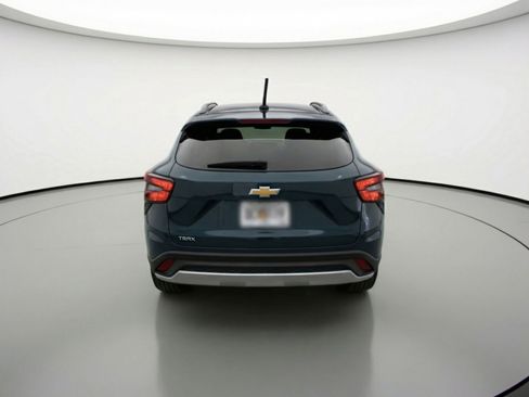 Used 2025 Chevrolet Trax LT FWD image 7