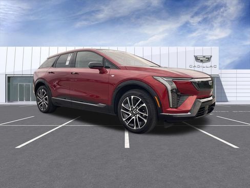 Certified 2025 Cadillac Optiq Sport 2 w/ LPO, Floor Liner Package AWD/4WD image 2