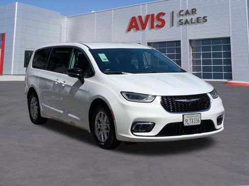 Used 2024 Chrysler Pacifica Touring-L FWD image 3