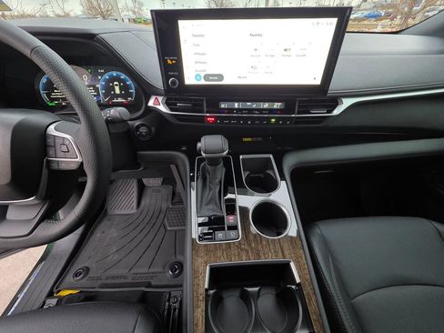 Used 2025 Toyota Sienna Platinum image 15