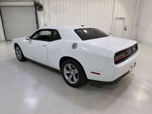 Used 2015 Dodge Challenger SXT image 3