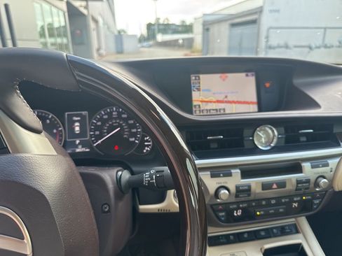 Used 2017 Lexus ES 350 w/ Luxury Package FWD image 4
