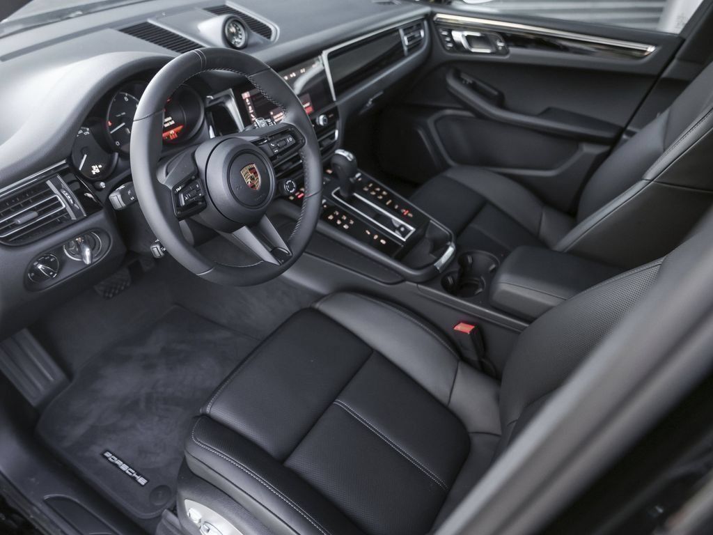 Certified 2026 Porsche Macan AWD/4WD image 4