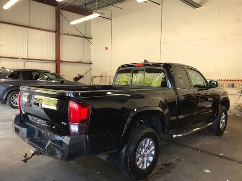 Used 2018 Toyota Tacoma SR5 AWD/4WD image 5