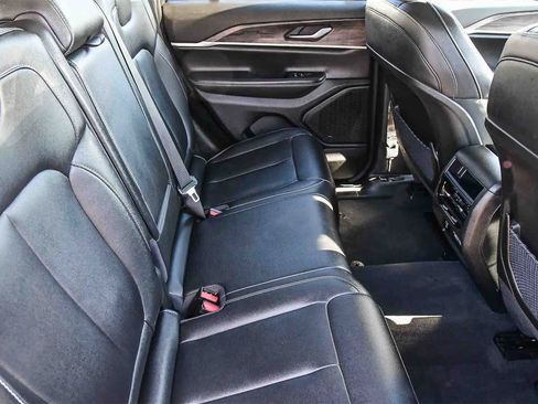 Used 2023 Jeep Grand Cherokee Limited w/ Black Appearance Package image 16