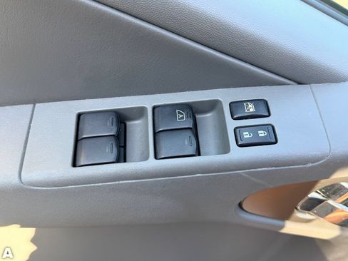 Used 2012 Nissan Frontier SL w/ Moonroof Pkg AWD/4WD image 8
