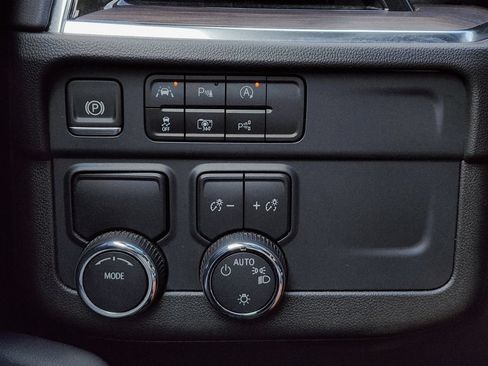 Certified 2025 Chevrolet Suburban LT RWD image 34