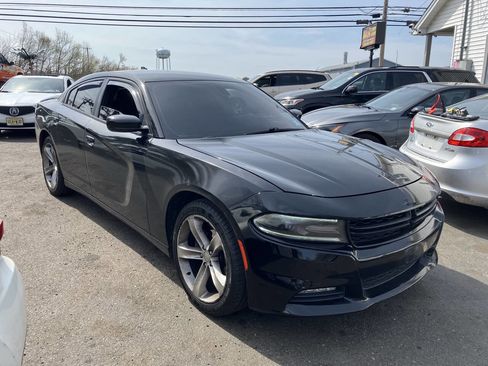Used 2015 Dodge Charger SXT image 3