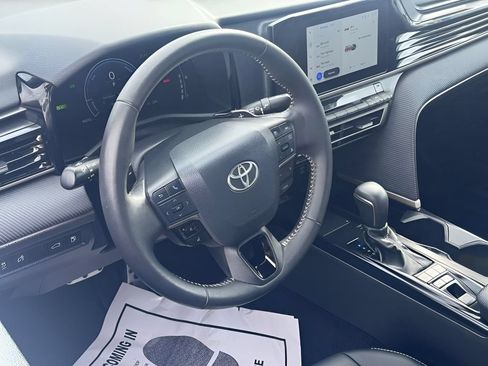 Used 2025 Toyota Camry SE FWD image 13