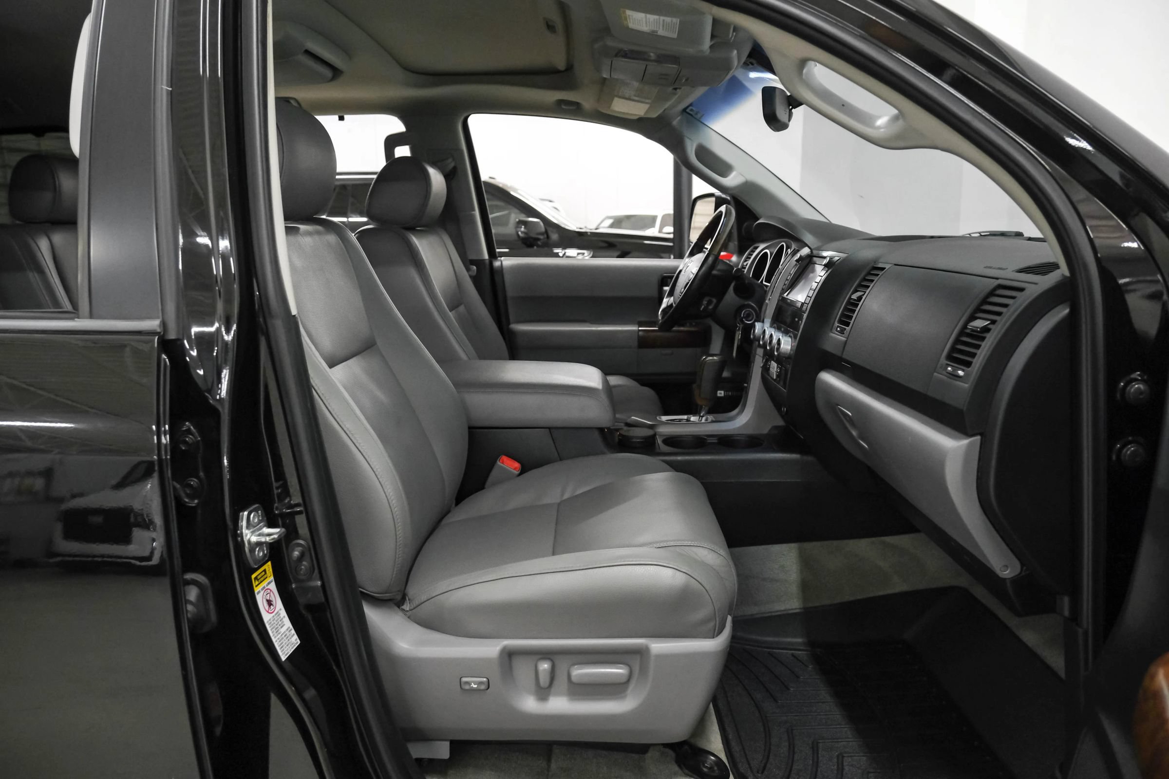 Used 2010 Toyota Sequoia Platinum AWD/4WD image 22