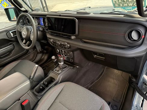 Used 2025 Jeep Gladiator Rubicon w/ Convenience Group AWD/4WD image 13