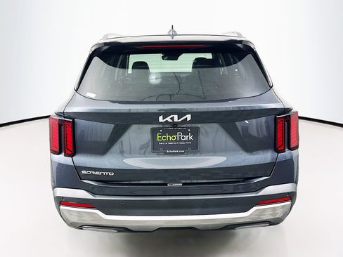 Used 2024 Kia Sorento S image 7