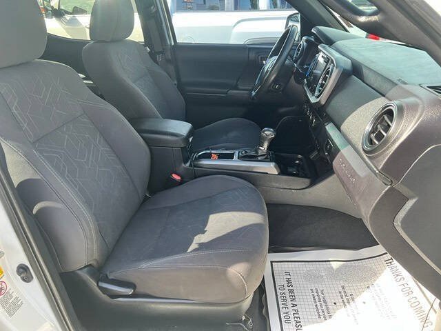 Used 2017 Toyota Tacoma TRD Sport AWD/4WD image 15