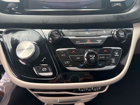 Used 2022 Chrysler Pacifica Touring-L FWD image 26