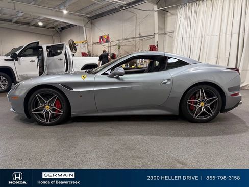 Used 2017 Ferrari California T RWD image 5