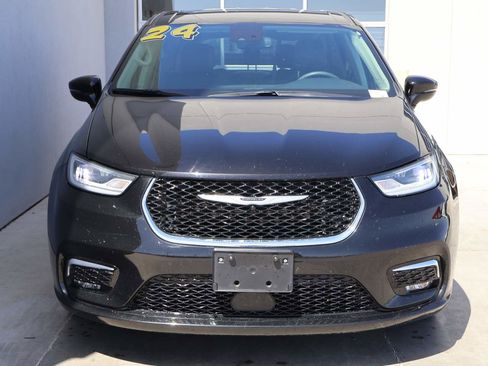 Used 2024 Chrysler Pacifica Touring-L FWD image 5